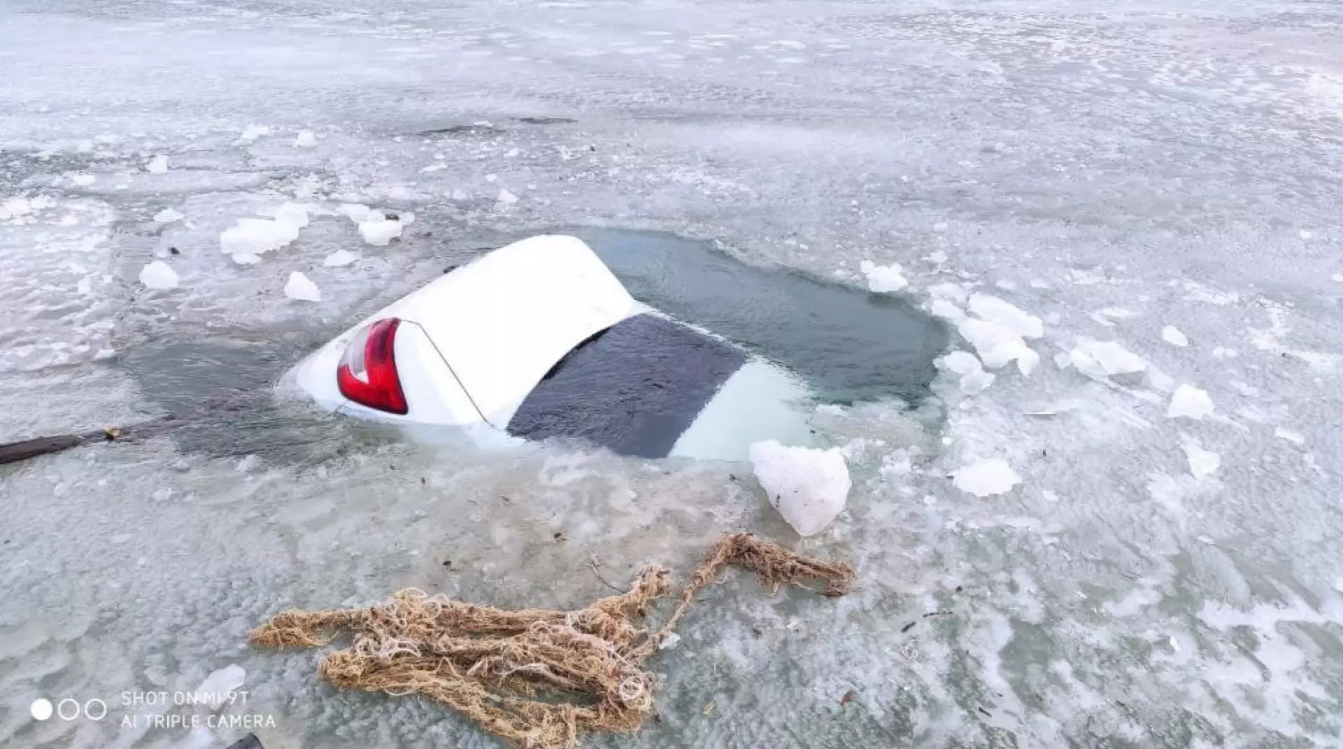 Машина провалилась под лед. Машина ушла под лед. Автомобиль на льду. Автомобиль провалился под лед. Утонувшие зимой