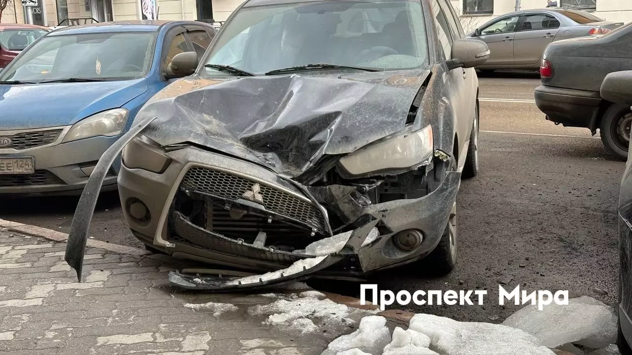 В Красноярске упавшая с крыши глыба льда раздавила автомобиль