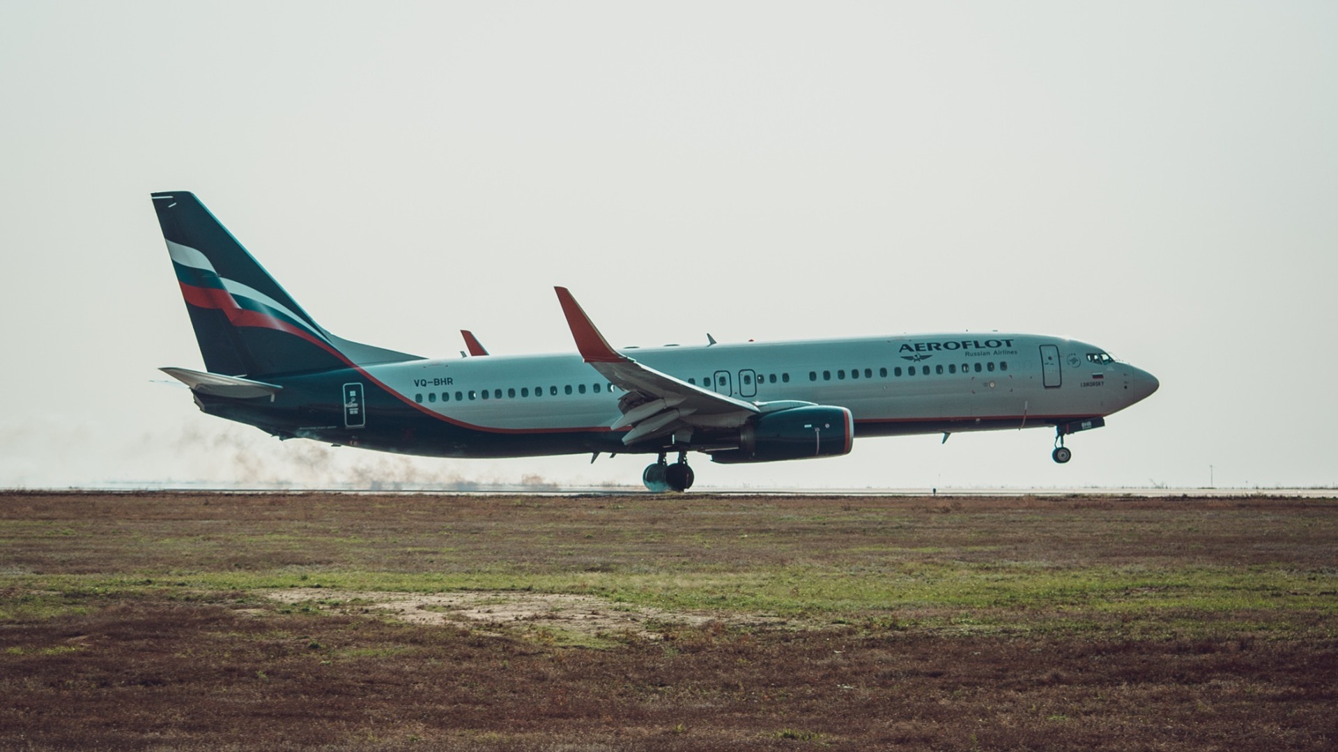 В Красноярске экстренно посадили самолет из-за пассажира, которому стало плохо