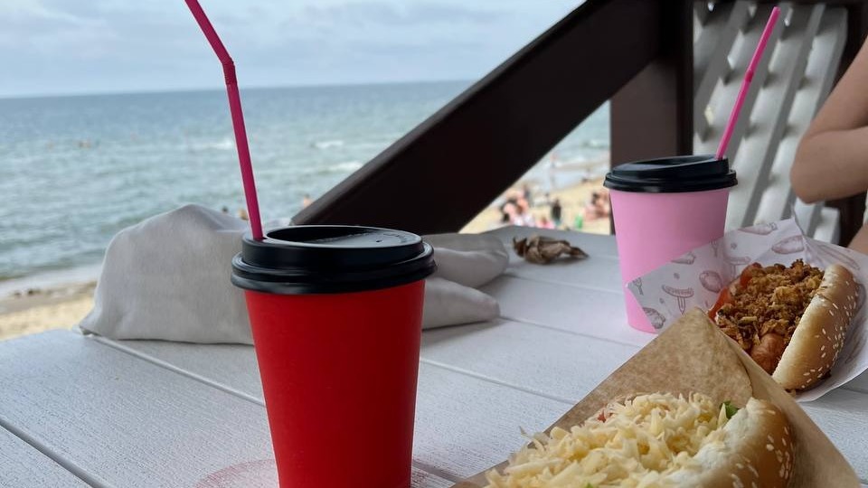 В закусочной на пляже продаются хот-доги по 350 рублей