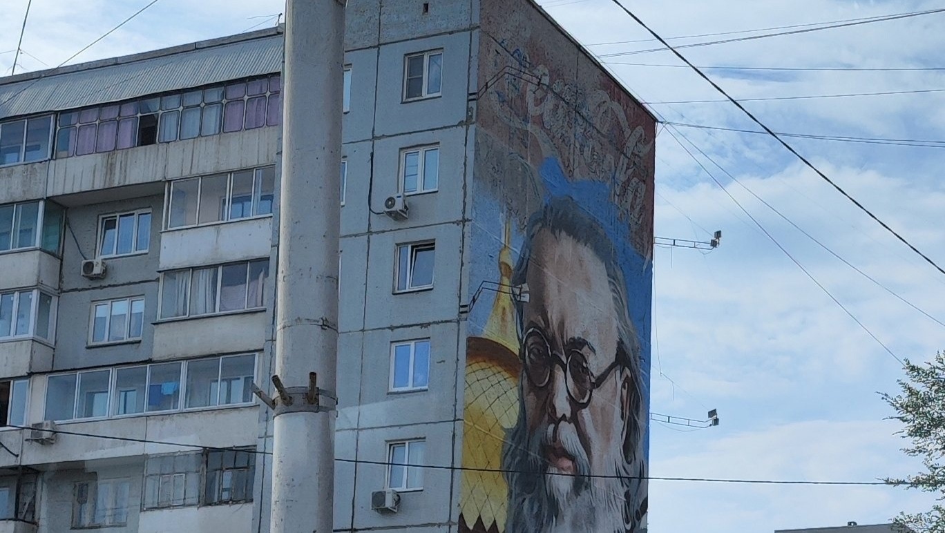 В Красноярске вместо надписи Coca-Cola рисуют мурал святителя Луки