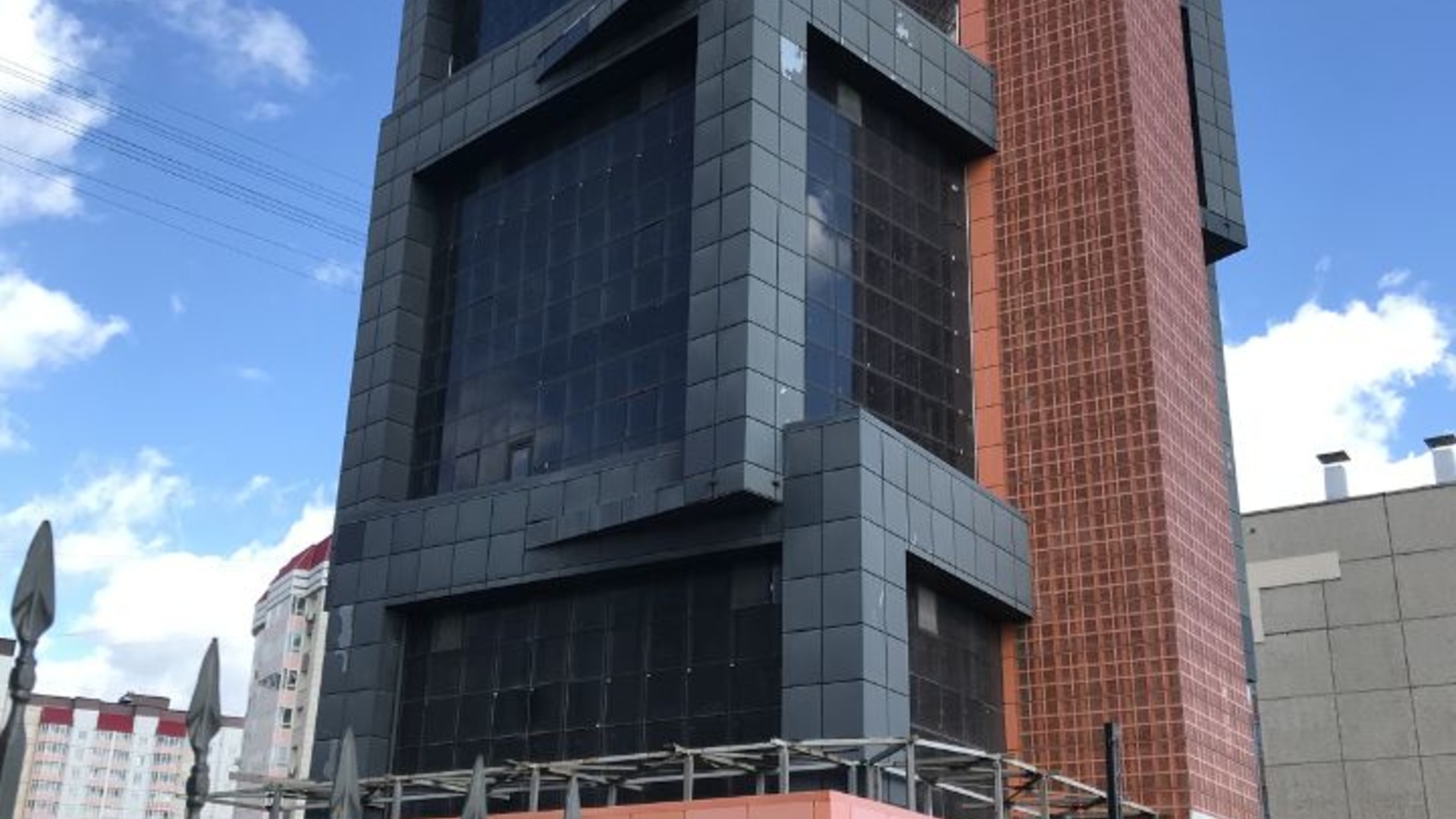 В Красноярске продают восьмиэтажное здание-конструктор