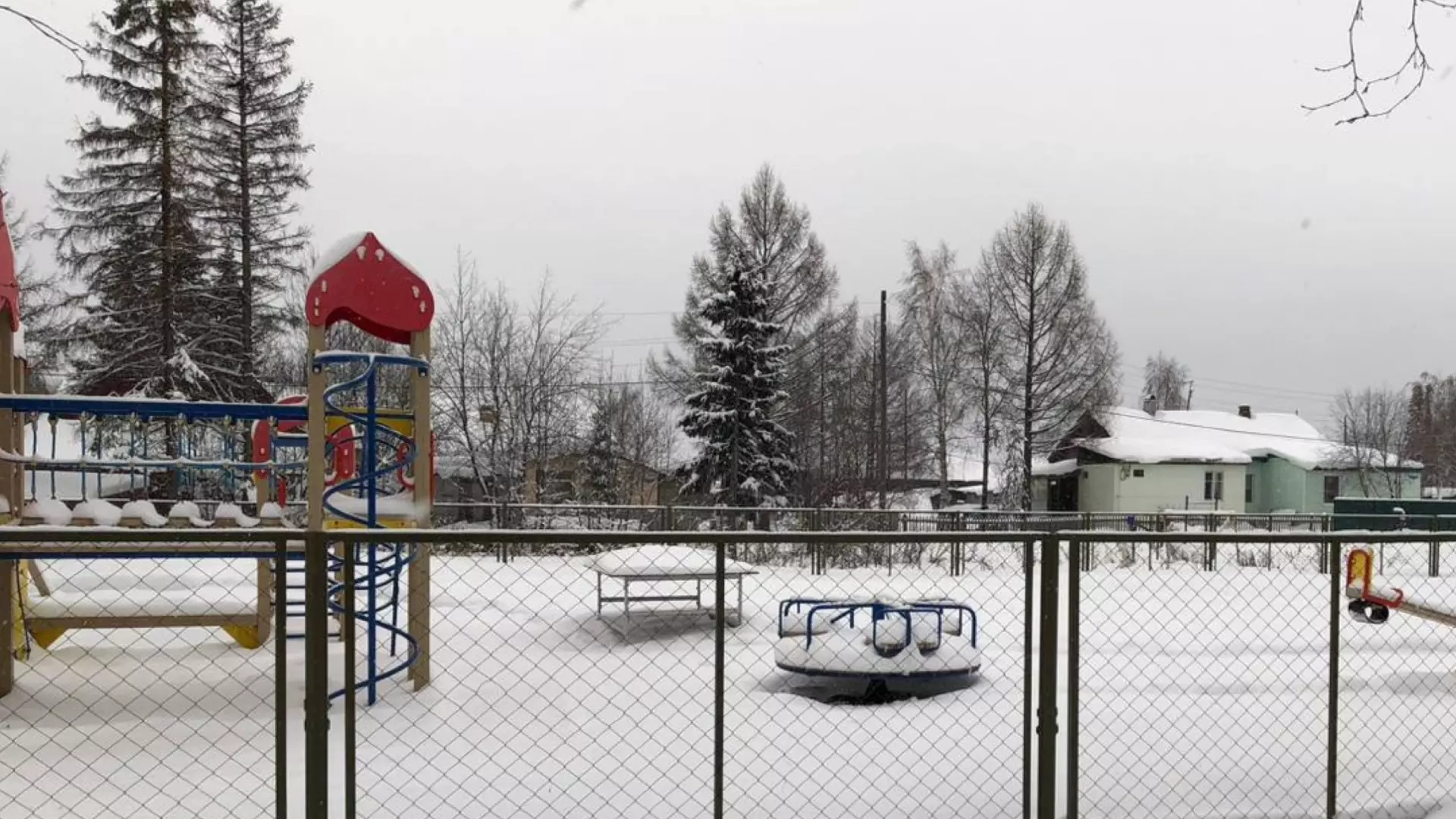 В Красноярском крае чиновник перенес общую детскую площадку к своему дому