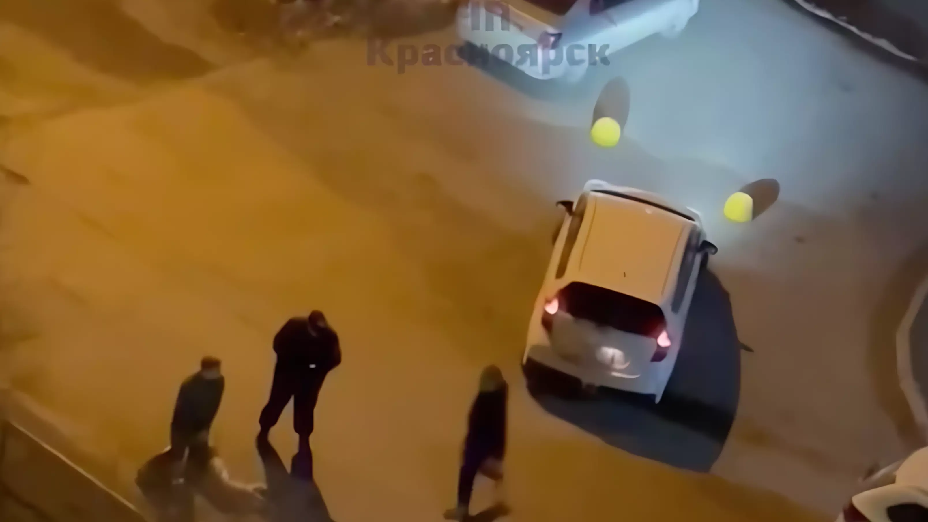 Полуголый мужчина кричал и кидался на прохожих в Красноярске