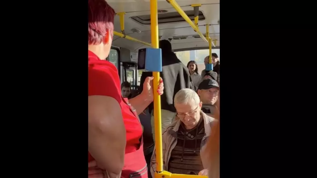 Красноярская пенсионерка пыталась «заткнуть» нерусских мужчин в автобусе