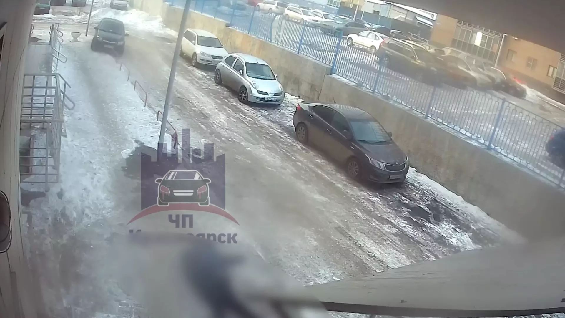 В Красноярске пенсионерка выпала из окна и погибла