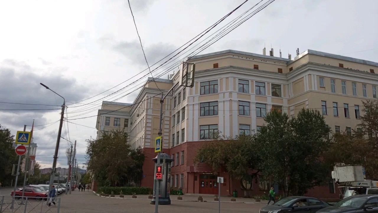 В Красноярске окровавленный мужчина пришел ночью в медуниверситет за помощью