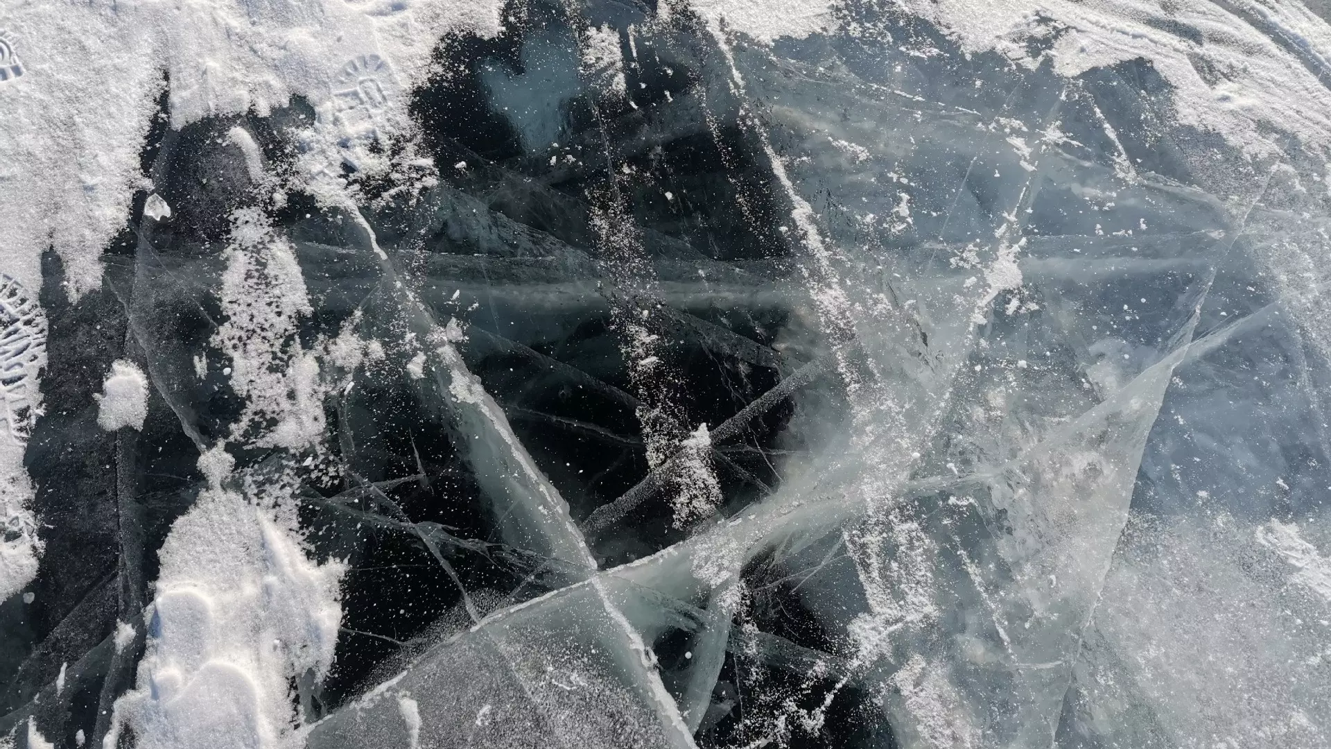 В Красноярском крае двух рыбаков унесло на льдине