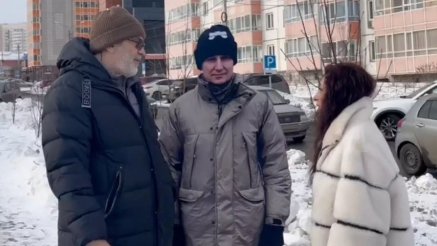 В Красноярске заметили картонного Глискова — он проводит встречи с жителями
