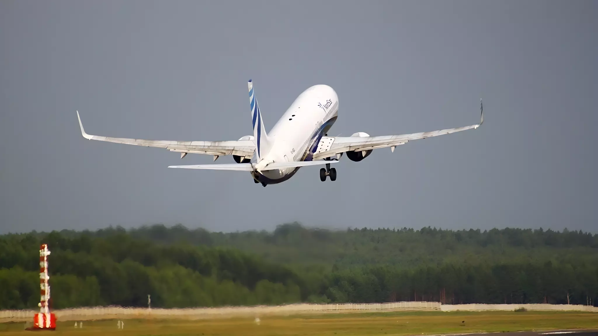 Летевший из Красноярска самолет подал сигнал срочности