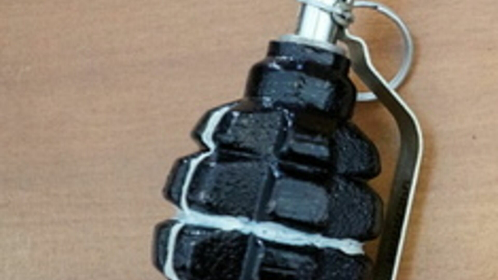 Красноярский военный пытался отправить родным сумку с гранатами