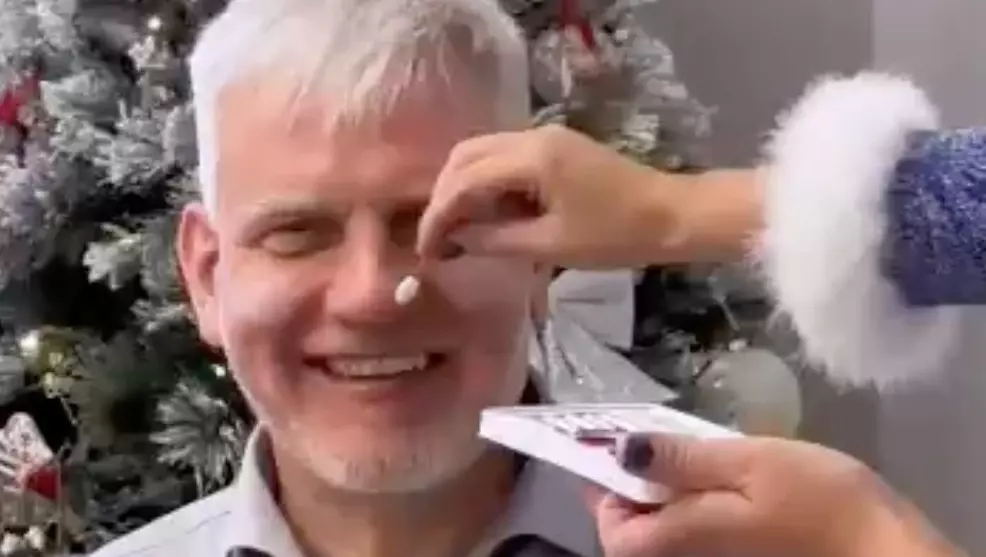 Красноярский главврач переоделся в Деда Мороза и поздравил маленьких пациентов