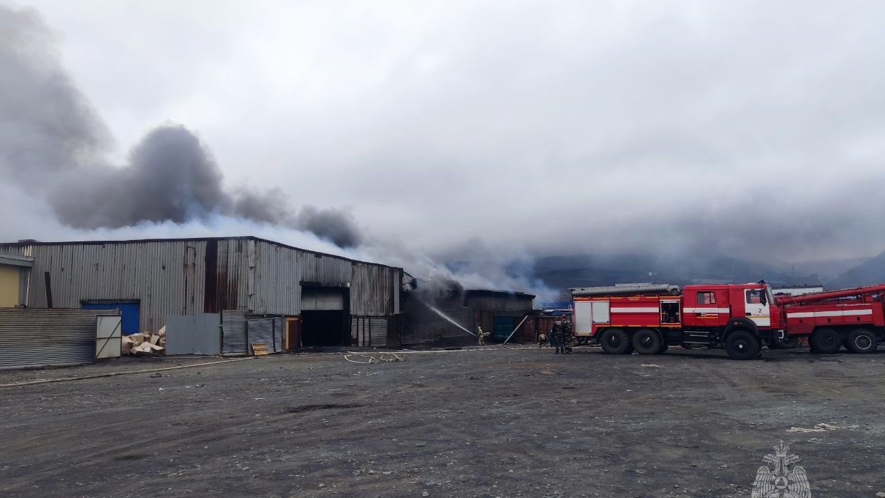 В Норильске вспыхнул крупный пожар на складе пиломатериалов