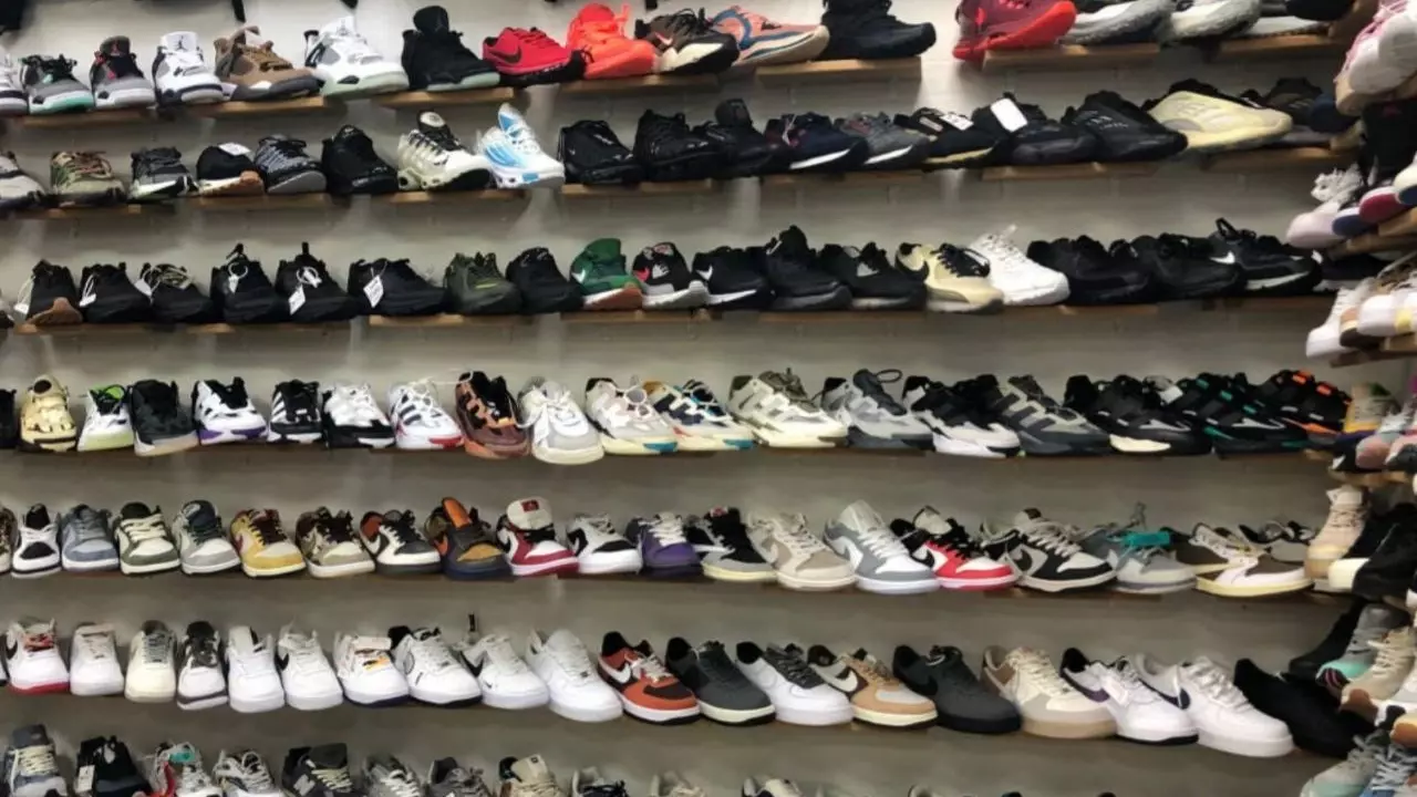 В красноярском магазине нашли 113 пар нелегальных кроссовок