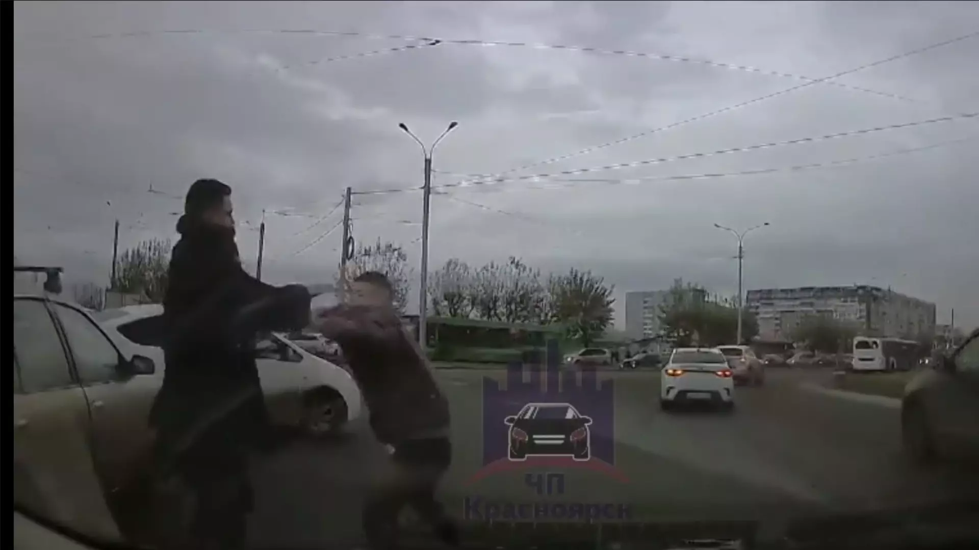 В Красноярске водители не поделили дорогу и подрались