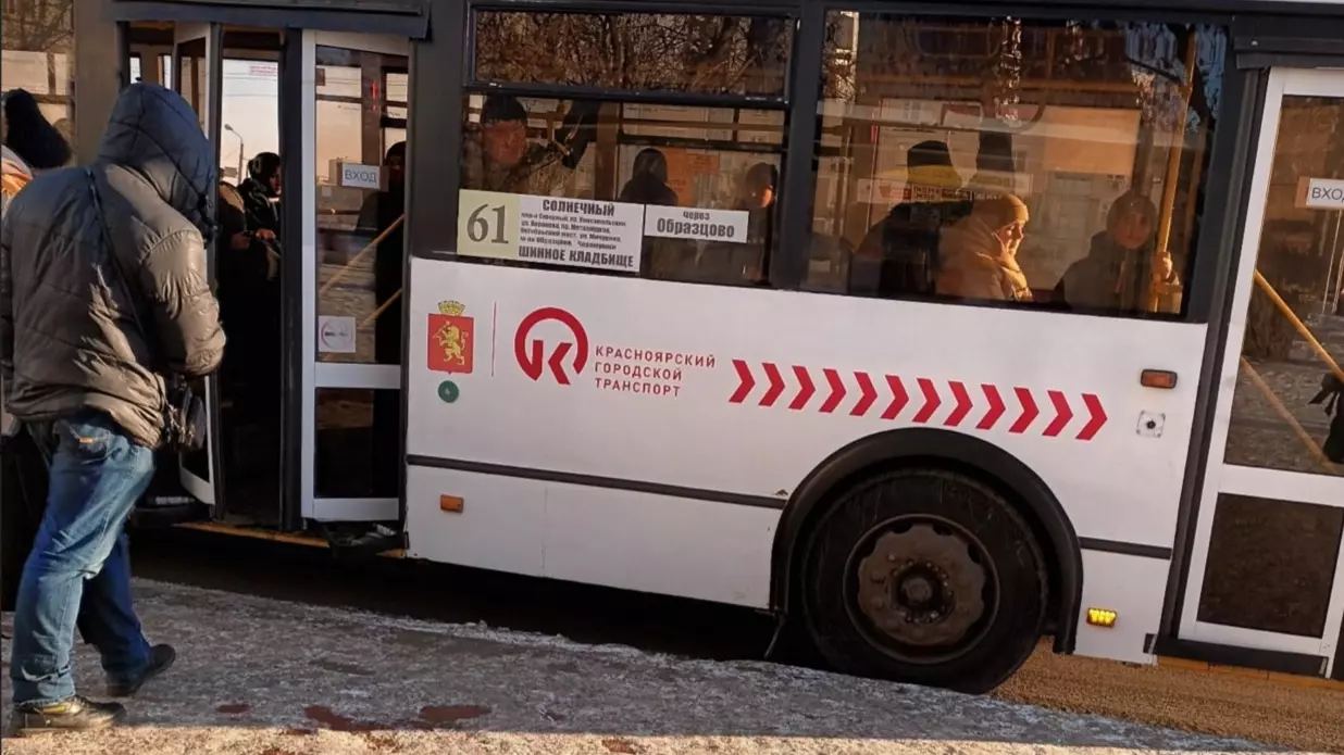 Красноярец упал под автобус на остановке