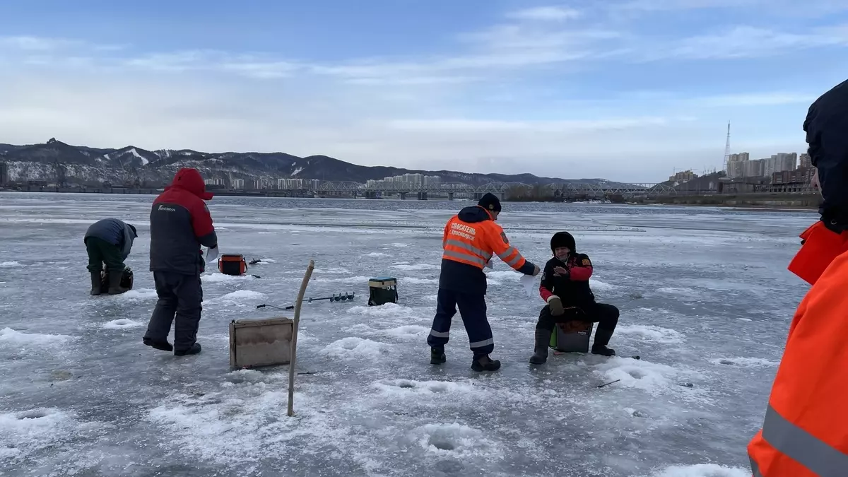 В Красноярске объявили рейды на воде после трагедии с плывшим на льдине рыбаком