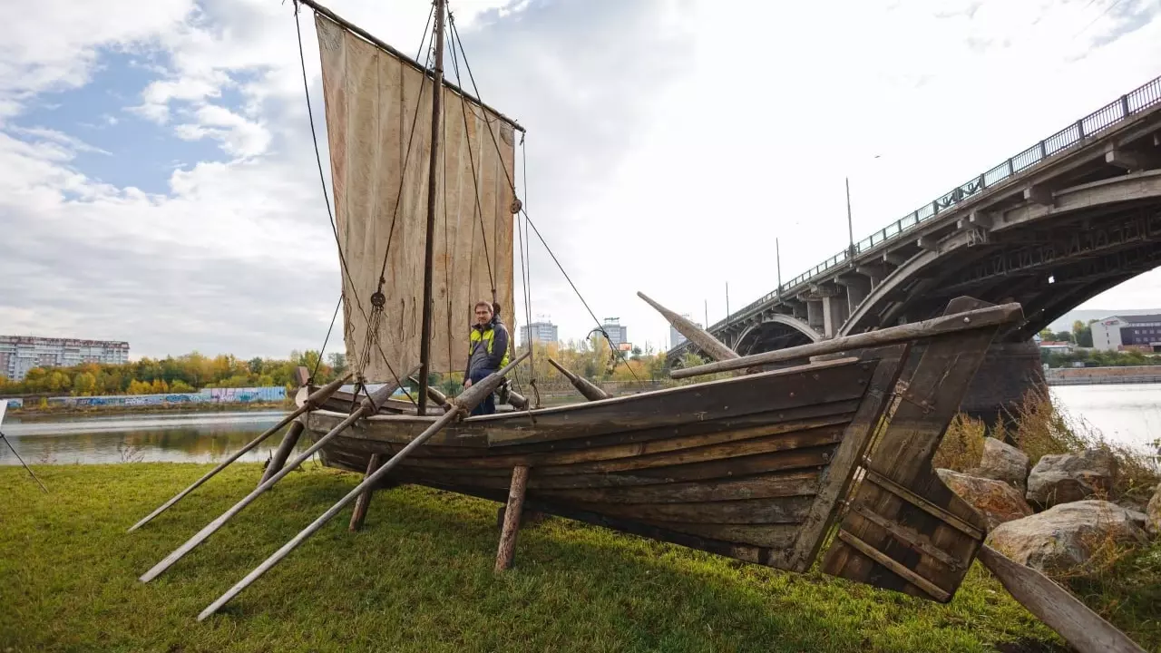 На красноярском острове Отдыха появилась копия старинной лодки