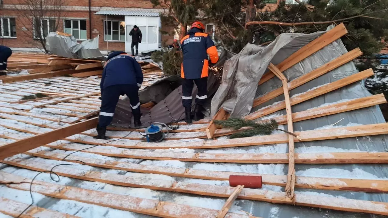В Красноярске и крае устраняют последствия воскресного урагана