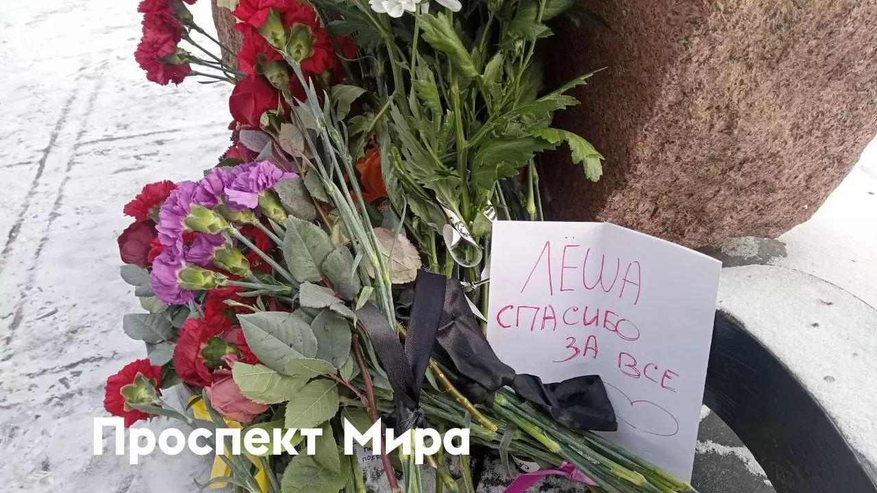 Красноярцы несут цветы к памятнику жертвам политических репрессий