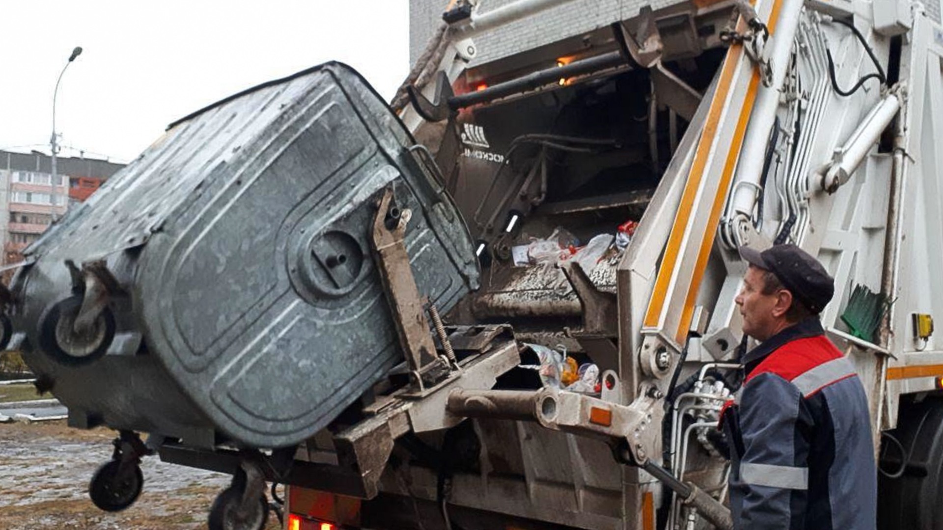 Красноярцы «завалили жалобами» УК за поздний и шумный вывоз мусора