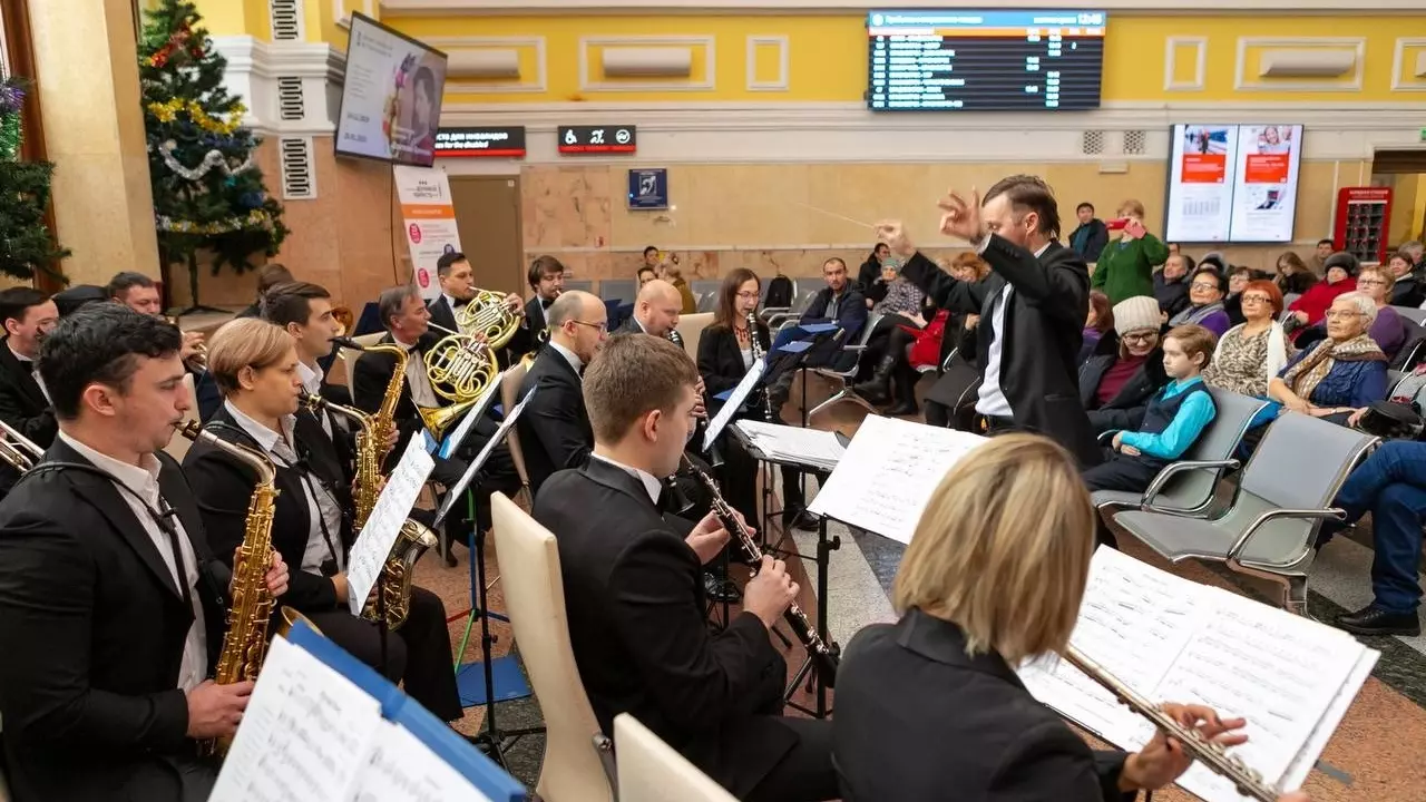 На железнодорожных вокзалах Красноярска зазвучит живая музыка