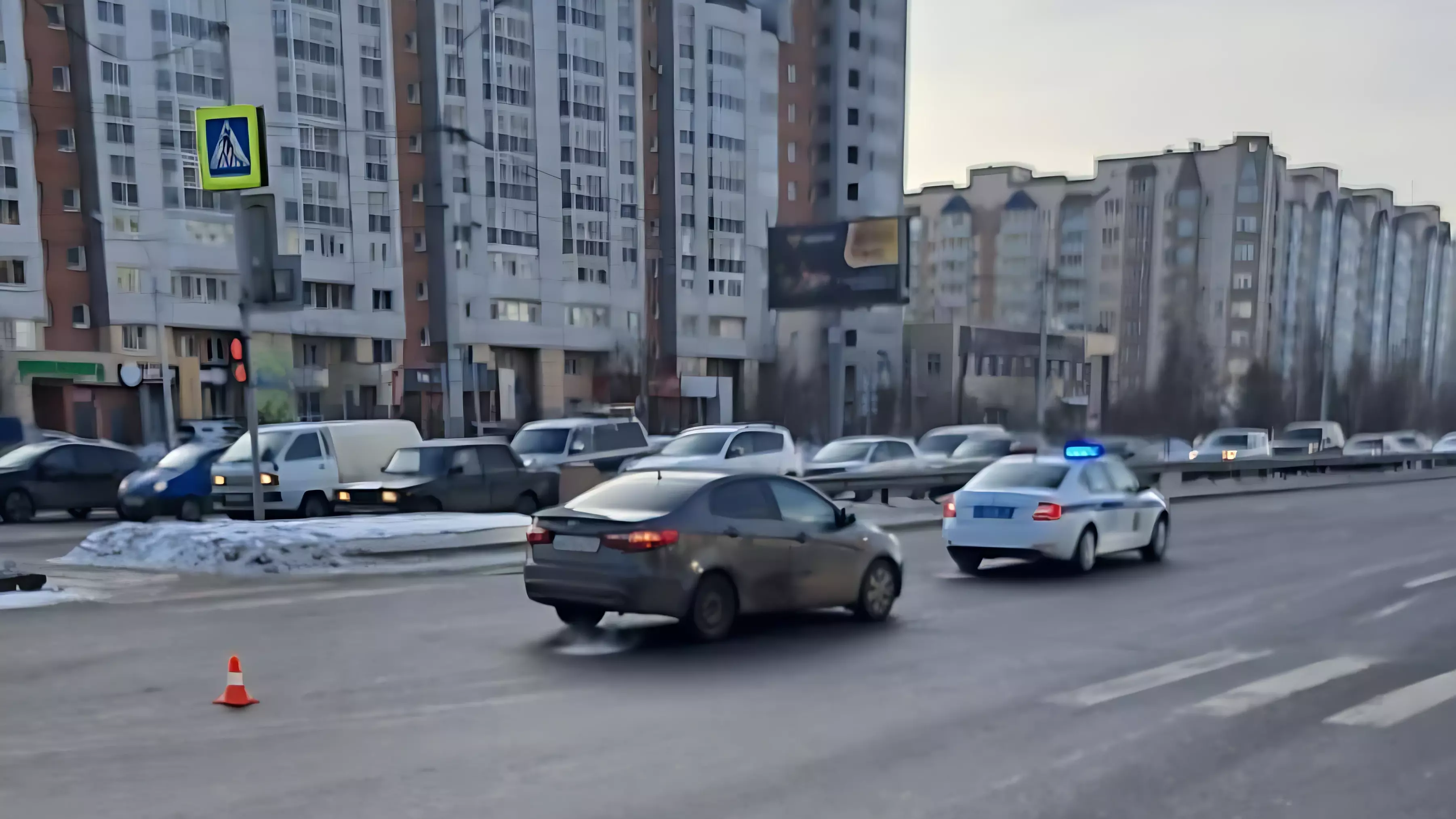 В Красноярске сбили мужчину с коляской и младенцем на пешеходном переходе