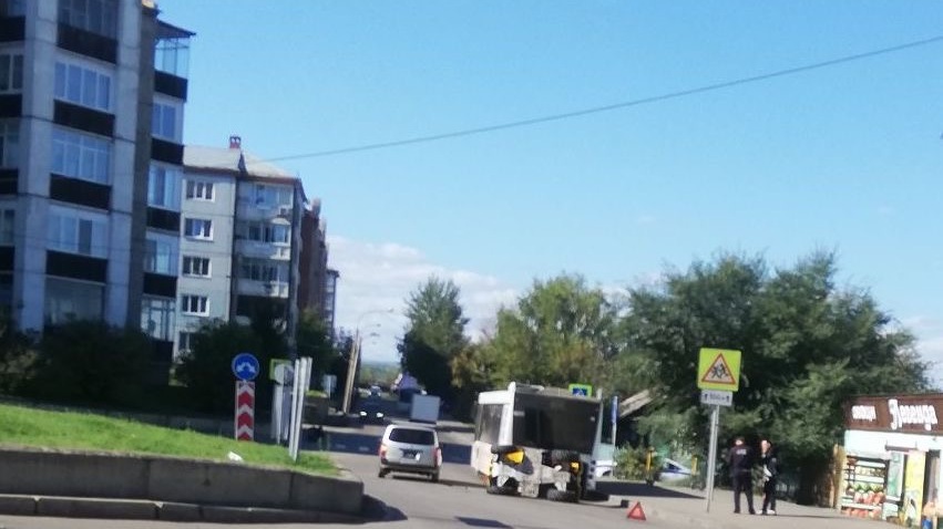 В красноярском микрорайоне Ботанический квадроцикл влетел в автобус