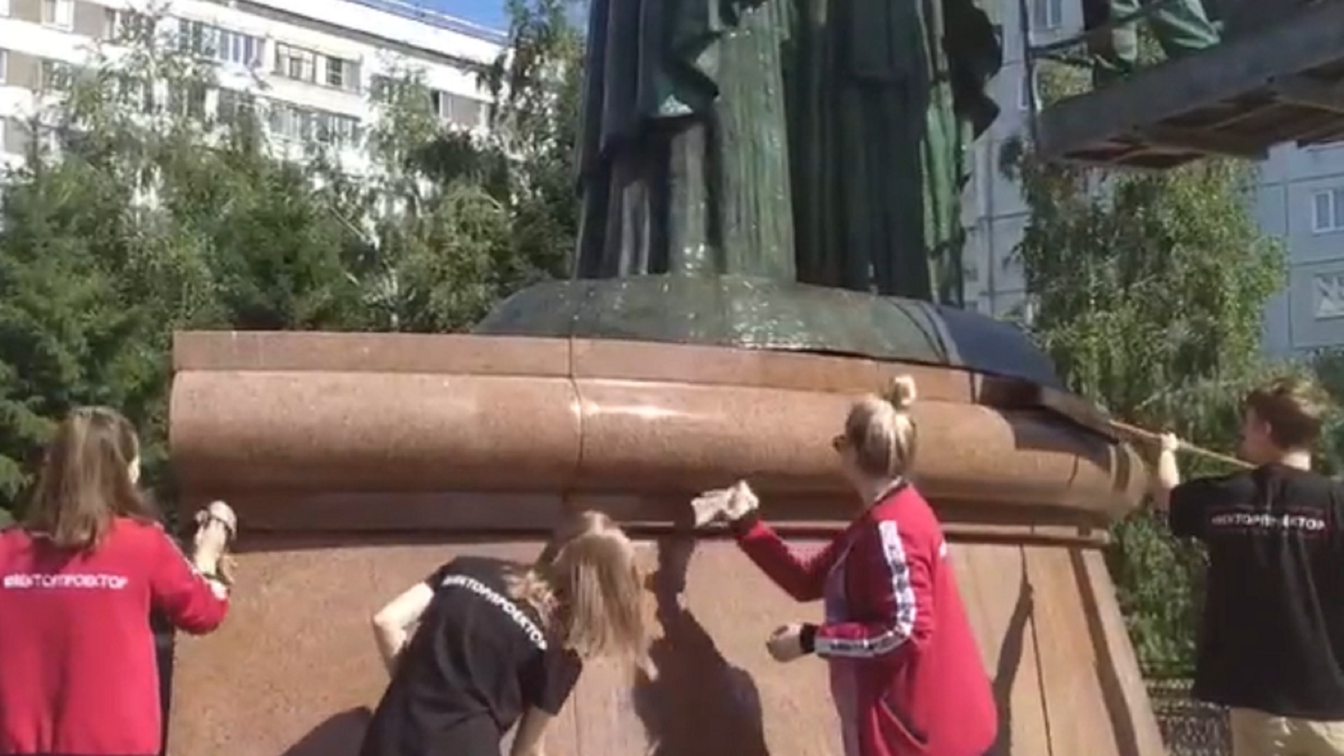 В Красноярске дети отмыли памятник Петру и Февронии накануне праздника