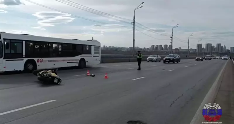 На Октябрьском мосту в жуткой аварии 10-летнему пассажиру мотоцикла оторвало ногу